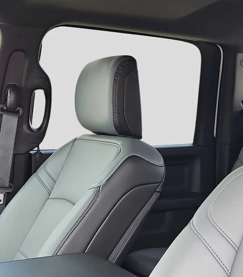 Ram 3500 Tradesman 4x4 Crew Cab 8' Box 2026 — side view