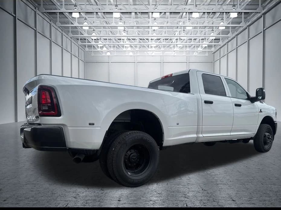 Ram 3500 Tradesman 4x4 Crew Cab 8' Box 2026 — side view