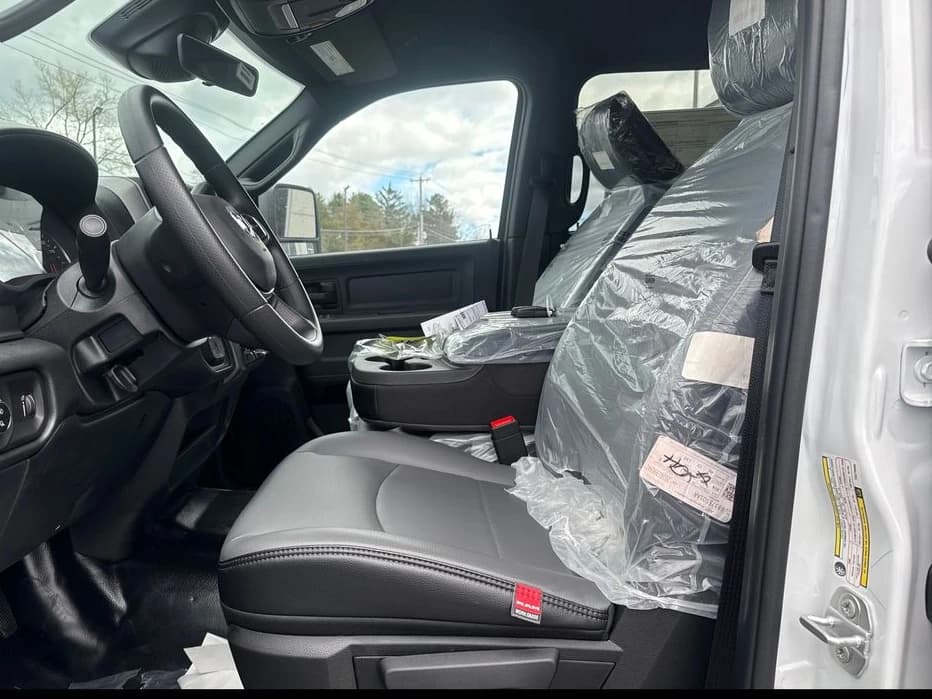 Ram 3500 Tradesman 4x4 Crew Cab 8' Box 2026 — side view
