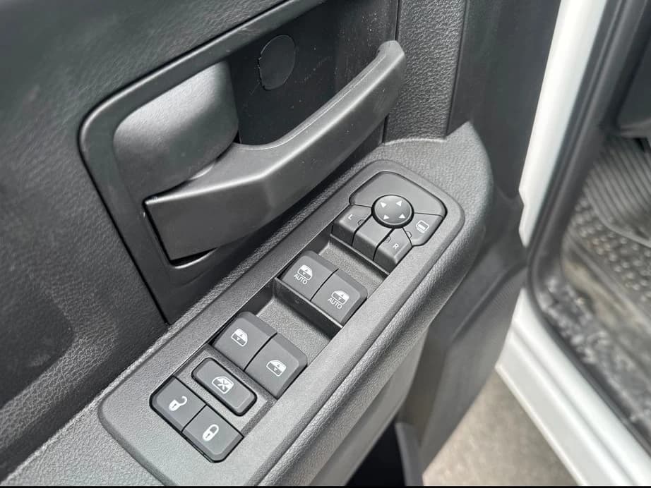 Ram 3500 Tradesman 4x4 Crew Cab 8' Box 2026 — side view