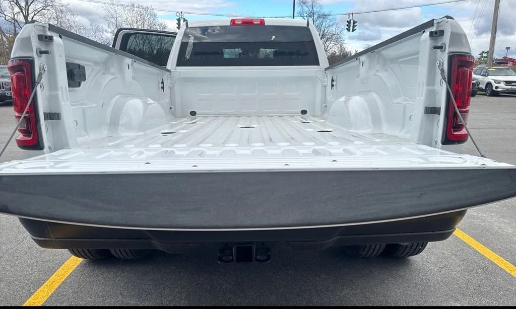 Ram 3500 Tradesman 4x4 Crew Cab 8' Box 2026 — side view