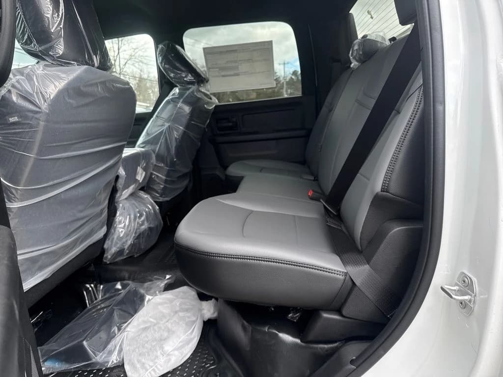 Ram 3500 Tradesman 4x4 Crew Cab 8' Box 2026 — side view