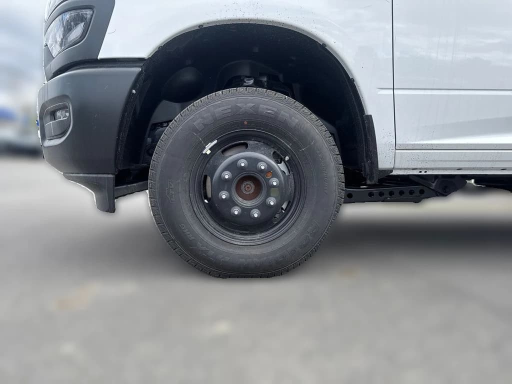 Ram 3500 Tradesman 4x4 Crew Cab 8' Box 2026 — side view