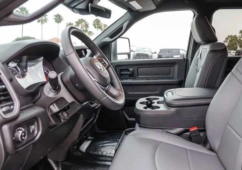 Ram 3500 Tradesman 4x4 Crew Cab 8' Box 2026 — side view