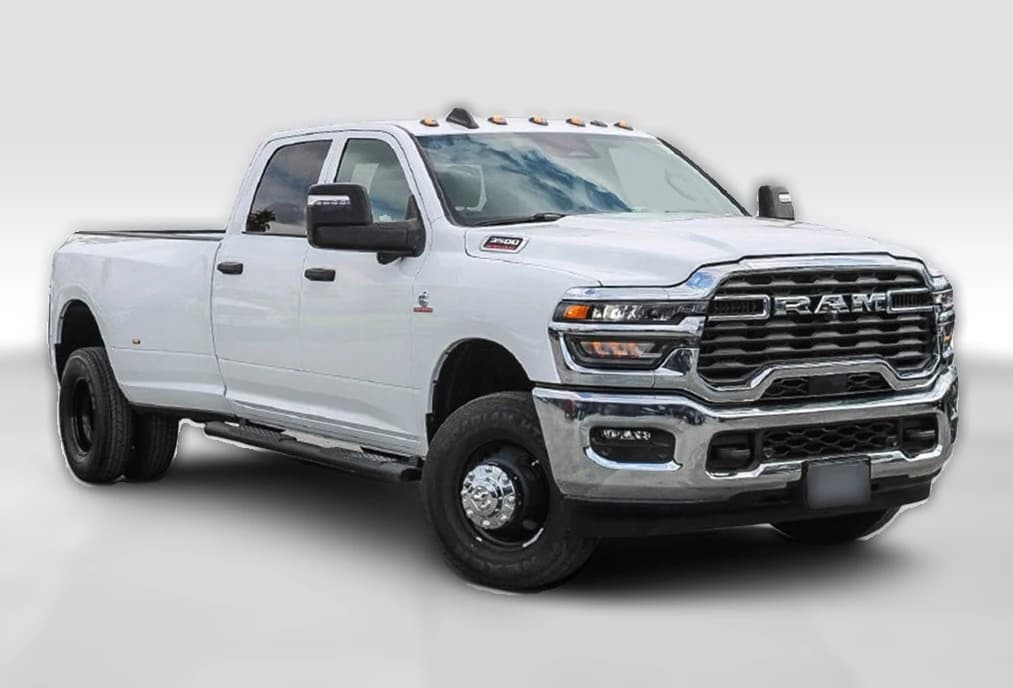 Ram 3500 Tradesman 4x4 Crew Cab 8' Box 2026 — side view