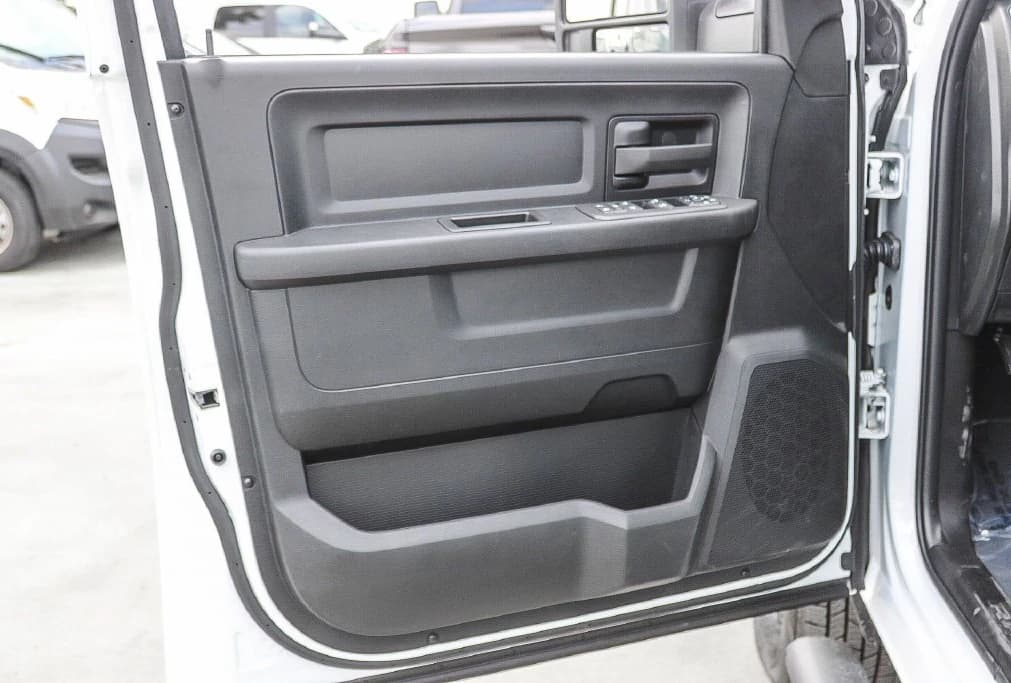 Ram 3500 Tradesman 4x4 Crew Cab 8' Box 2026 — side view