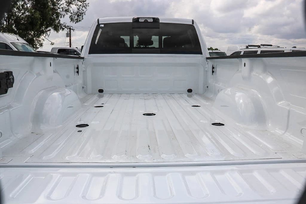 Ram 3500 Tradesman 4x4 Crew Cab 8' Box 2026 — side view