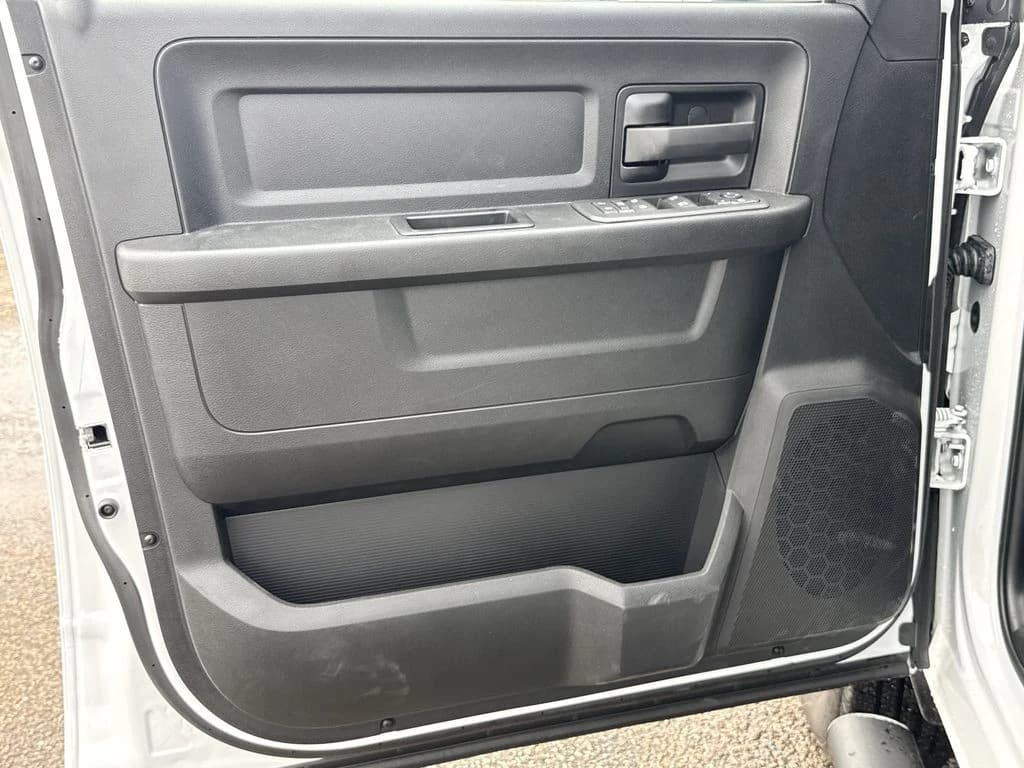 Ram 3500 Tradesman 4x4 Crew Cab 8' Box 2026 — side view
