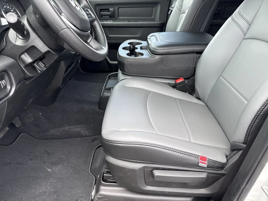 Ram 3500 Tradesman 4x4 Crew Cab 8' Box 2026 — side view