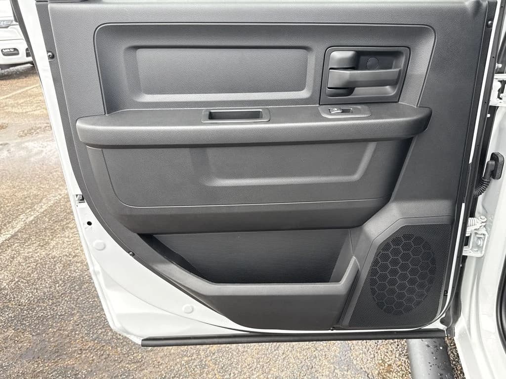 Ram 3500 Tradesman 4x4 Crew Cab 8' Box 2026 — side view