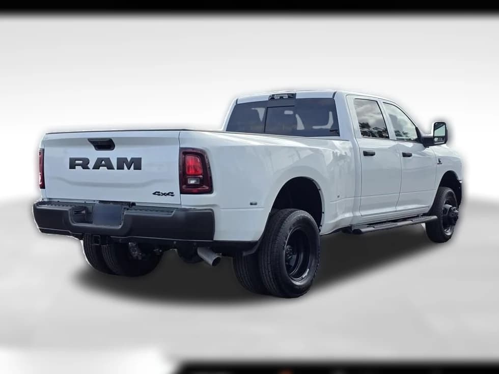 Ram 3500 Tradesman 4x4 Crew Cab 8' Box 2026 — side view