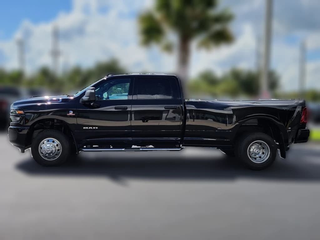 Ram 3500 Big Horn 4x4 Crew Cab 8' Box 2026 — side view