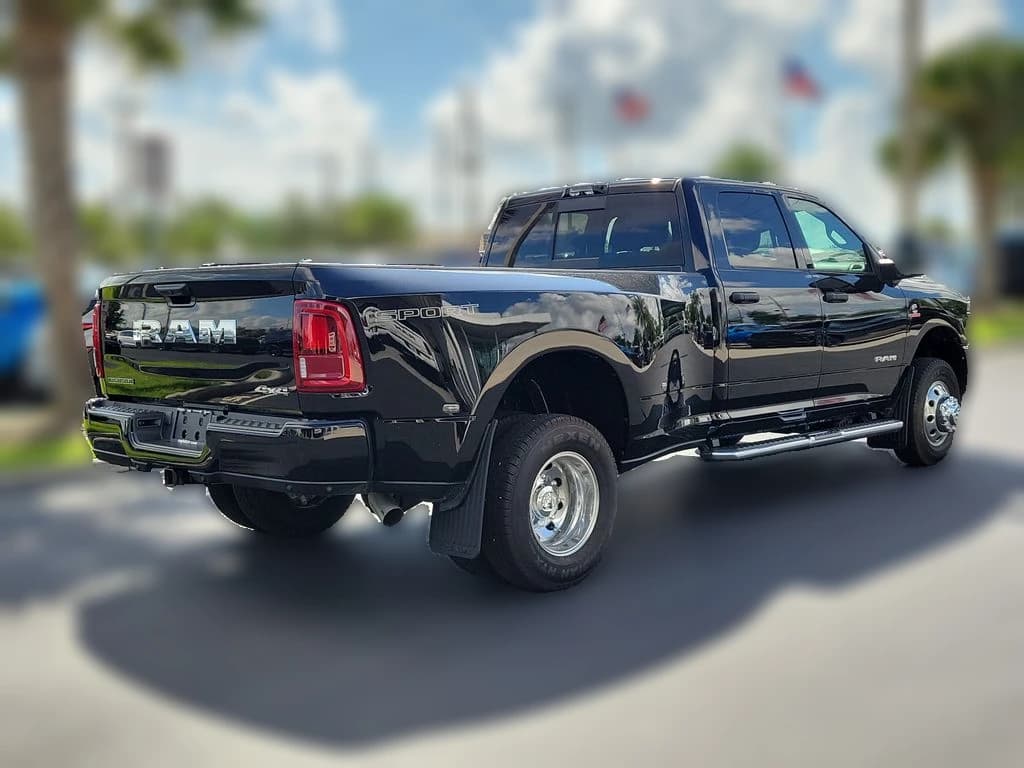 Ram 3500 Big Horn 4x4 Crew Cab 8' Box 2026 — side view