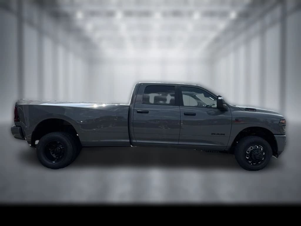 Ram 3500 Big Horn 4x4 Crew Cab 8' Box 2026 — side view