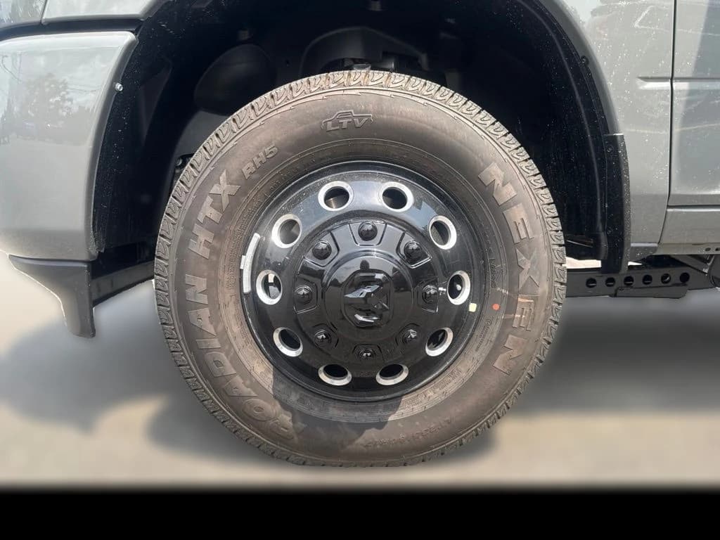 Ram 3500 Big Horn 4x4 Crew Cab 8' Box 2026 — side view