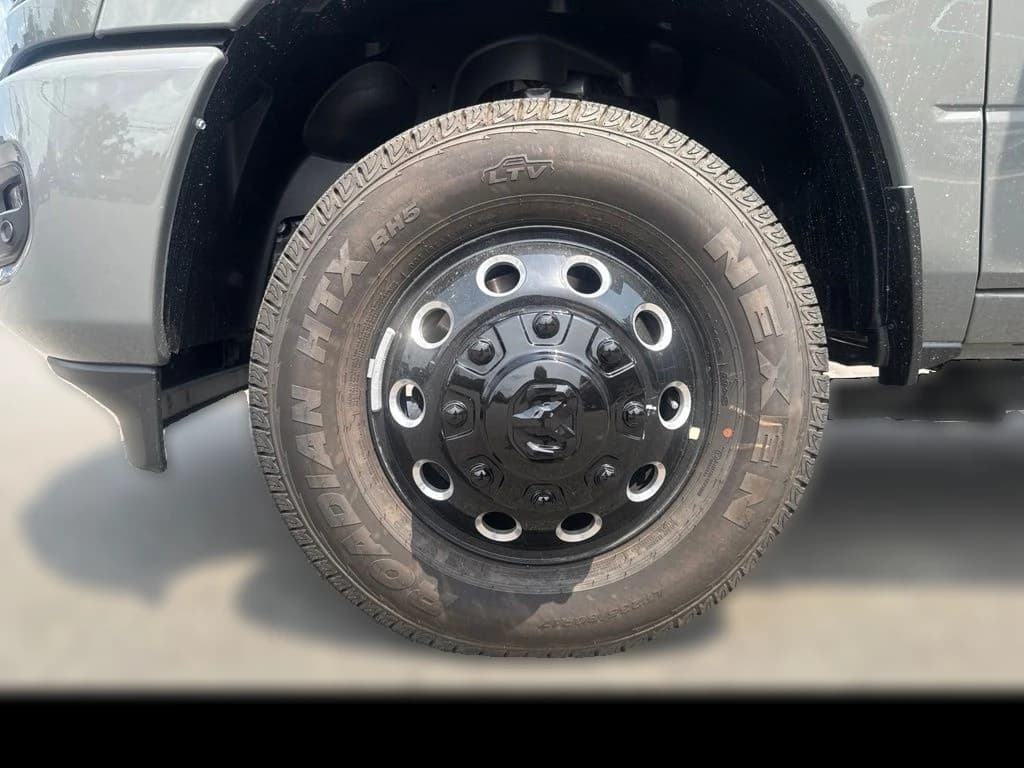 Ram 3500 Big Horn 4x4 Crew Cab 8' Box 2026 — side view