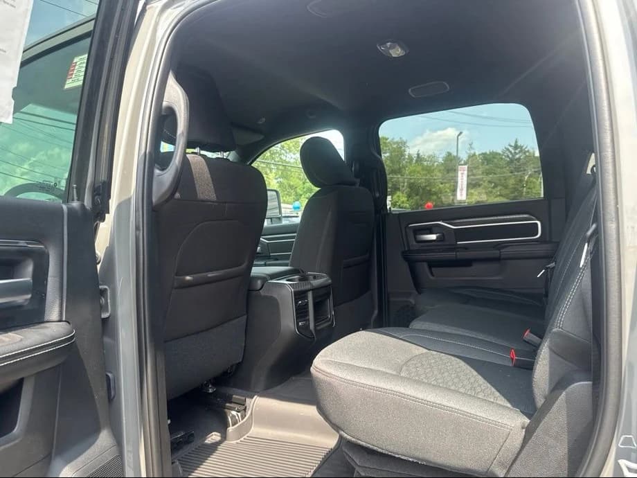 Ram 3500 Big Horn 4x4 Crew Cab 8' Box 2026 — side view