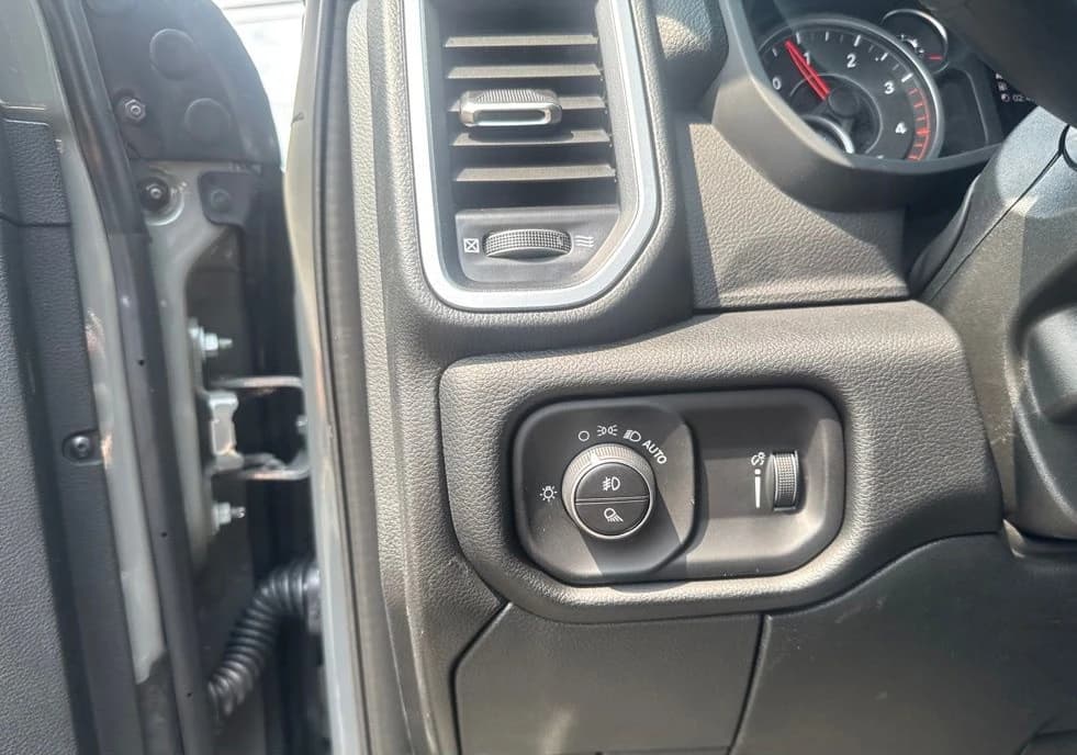 Ram 3500 Big Horn 4x4 Crew Cab 8' Box 2026 — side view