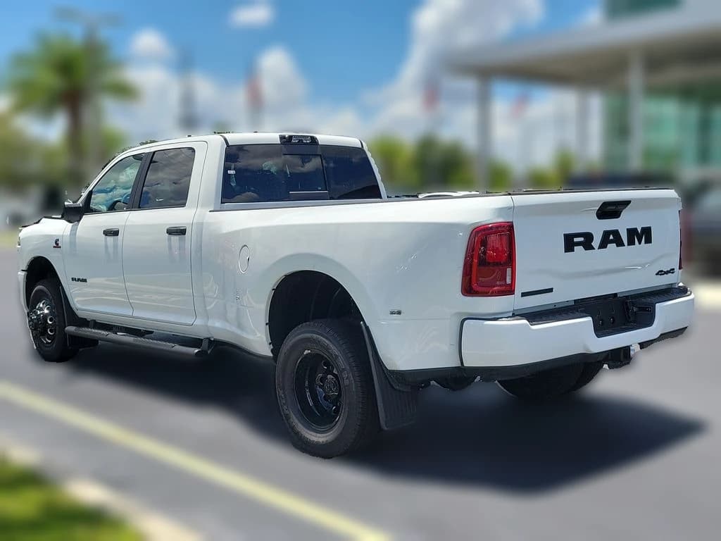 Ram 3500 Big Horn 4x4 Crew Cab 8' Box 2026 — side view