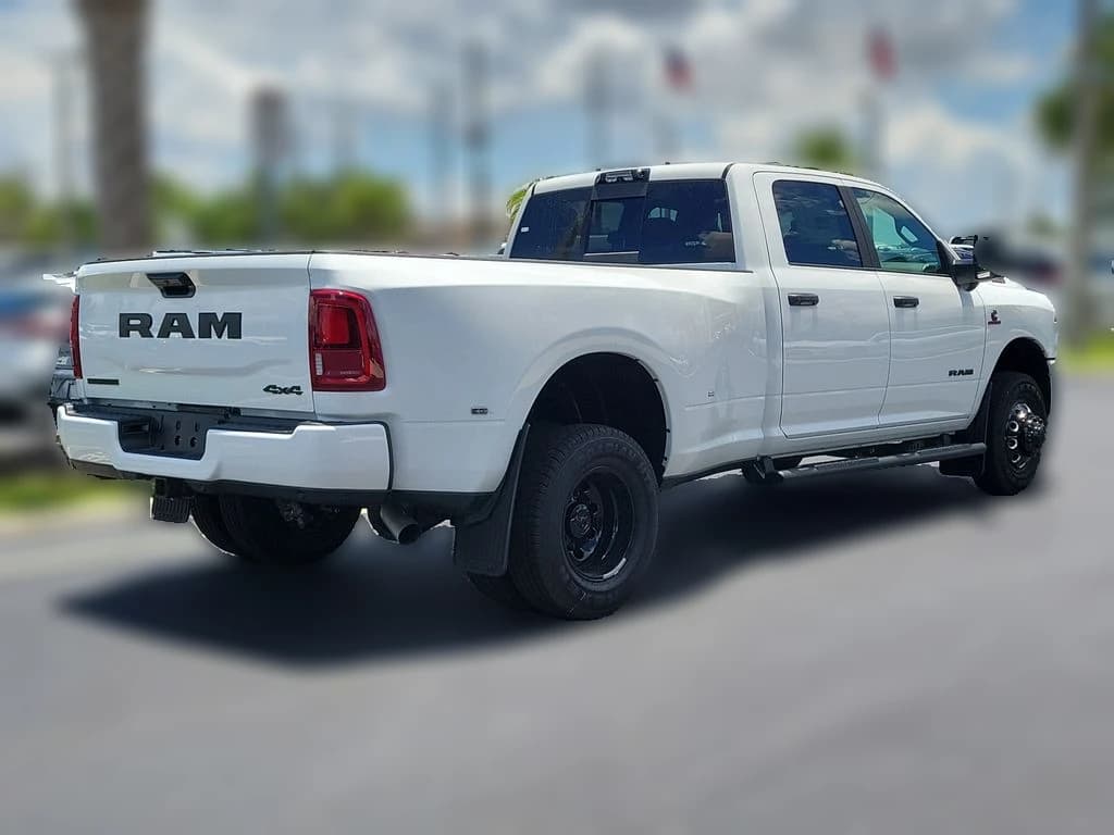 Ram 3500 Big Horn 4x4 Crew Cab 8' Box 2026 — side view