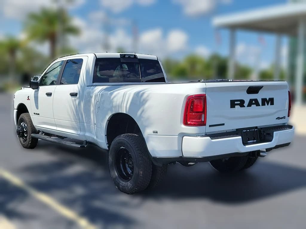 Ram 3500 Big Horn 4x4 Crew Cab 8' Box 2026 — side view