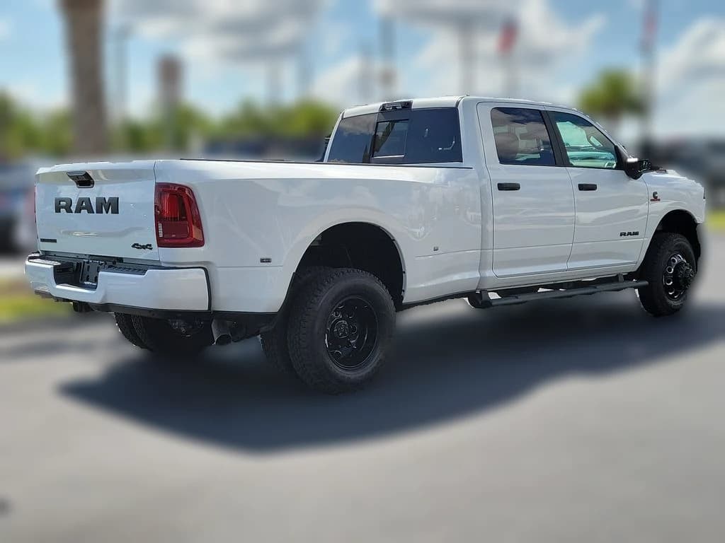 Ram 3500 Big Horn 4x4 Crew Cab 8' Box 2026 — side view