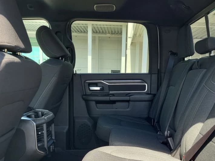 Ram 3500 Big Horn 4x4 Crew Cab 8' Box 2026 — side view