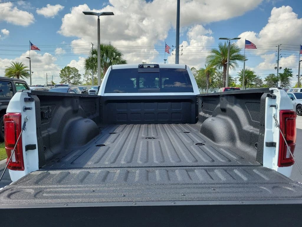 Ram 3500 Big Horn 4x4 Crew Cab 8' Box 2026 — side view