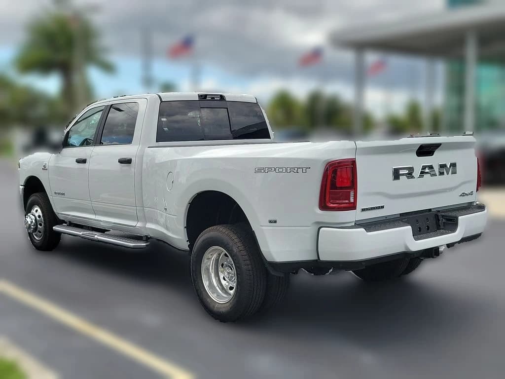 Ram 3500 Big Horn 4x4 Crew Cab 8' Box 2026 — side view