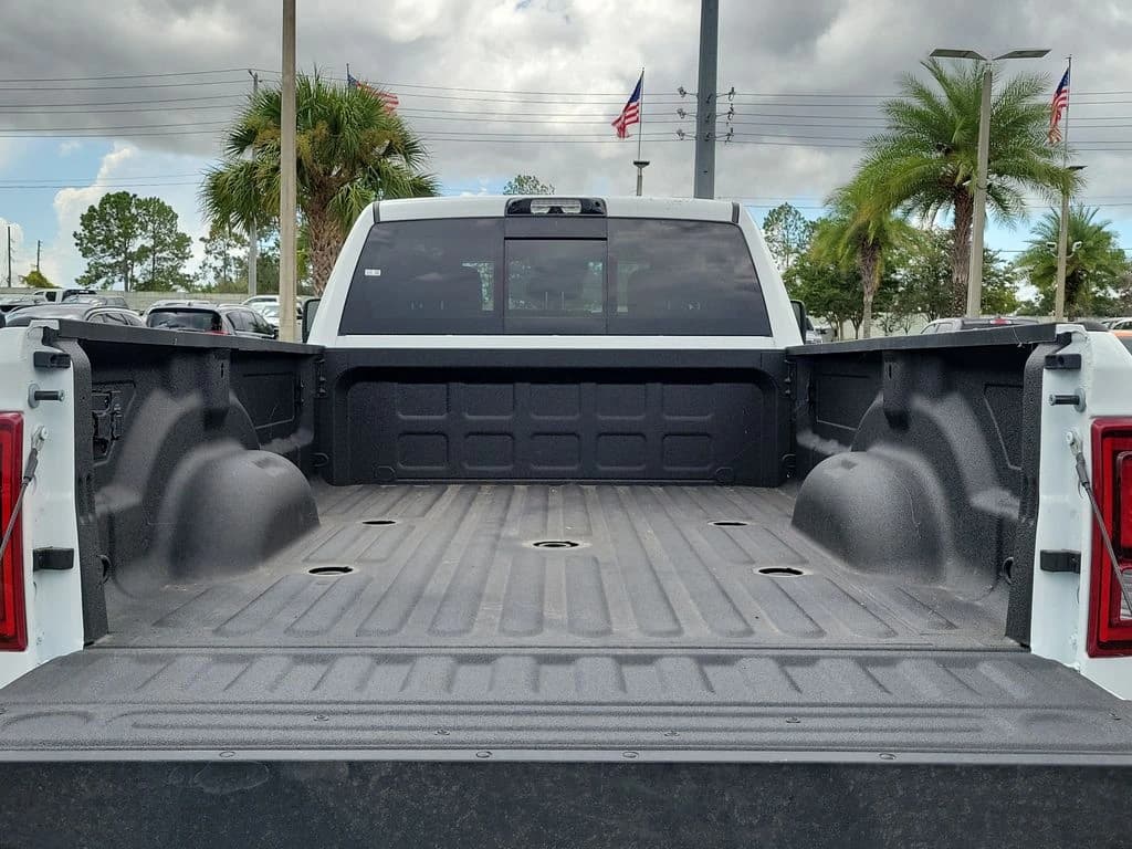 Ram 3500 Big Horn 4x4 Crew Cab 8' Box 2026 — side view