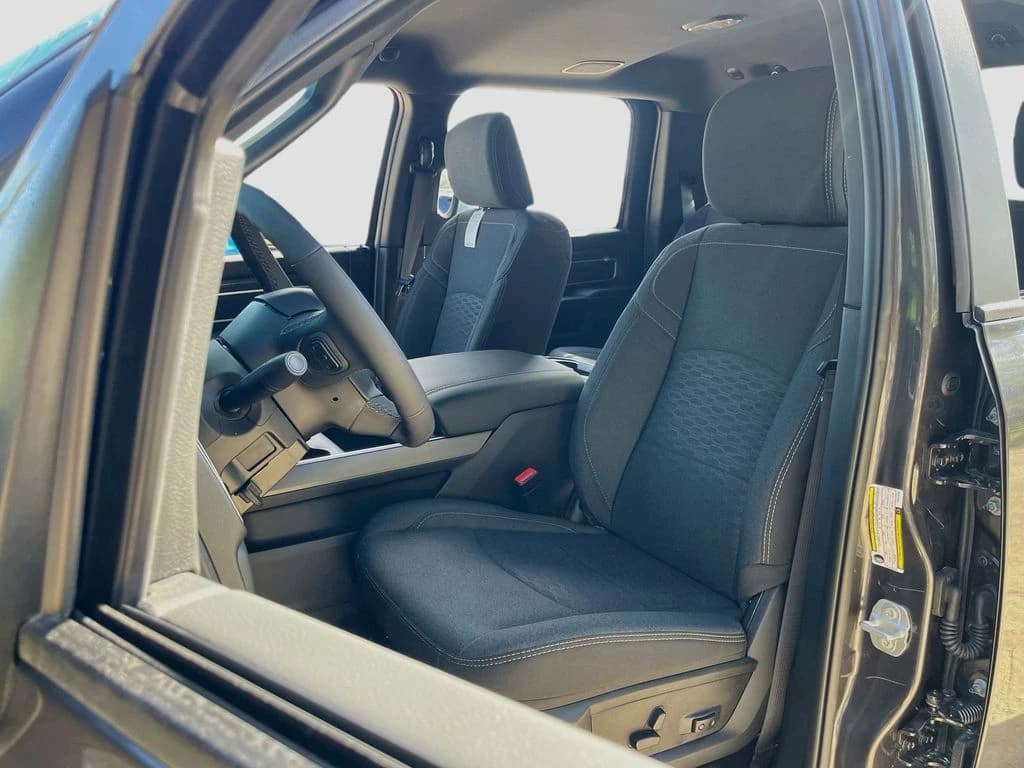Ram 3500 Big Horn 4x4 Crew Cab 8' Box 2026 — side view