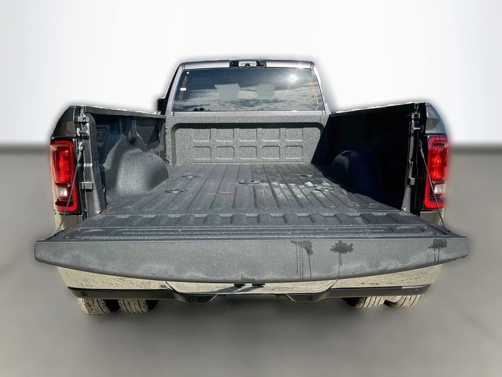 Ram 3500 Big Horn 4x4 Crew Cab 8' Box 2026 — side view