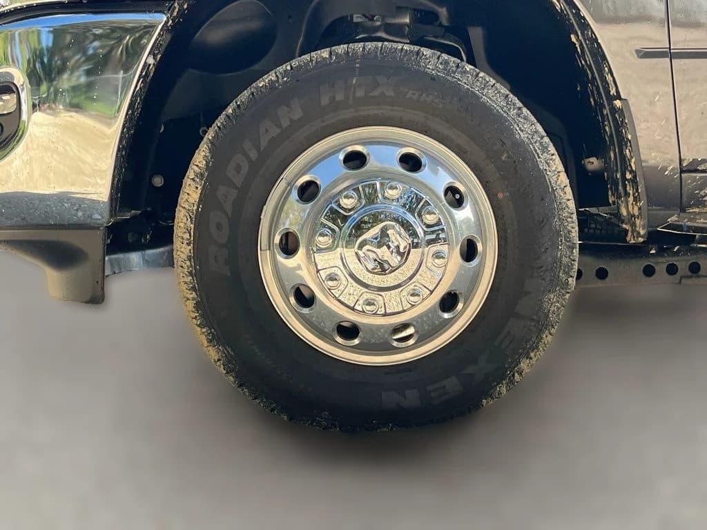 Ram 3500 Big Horn 4x4 Crew Cab 8' Box 2026 — side view