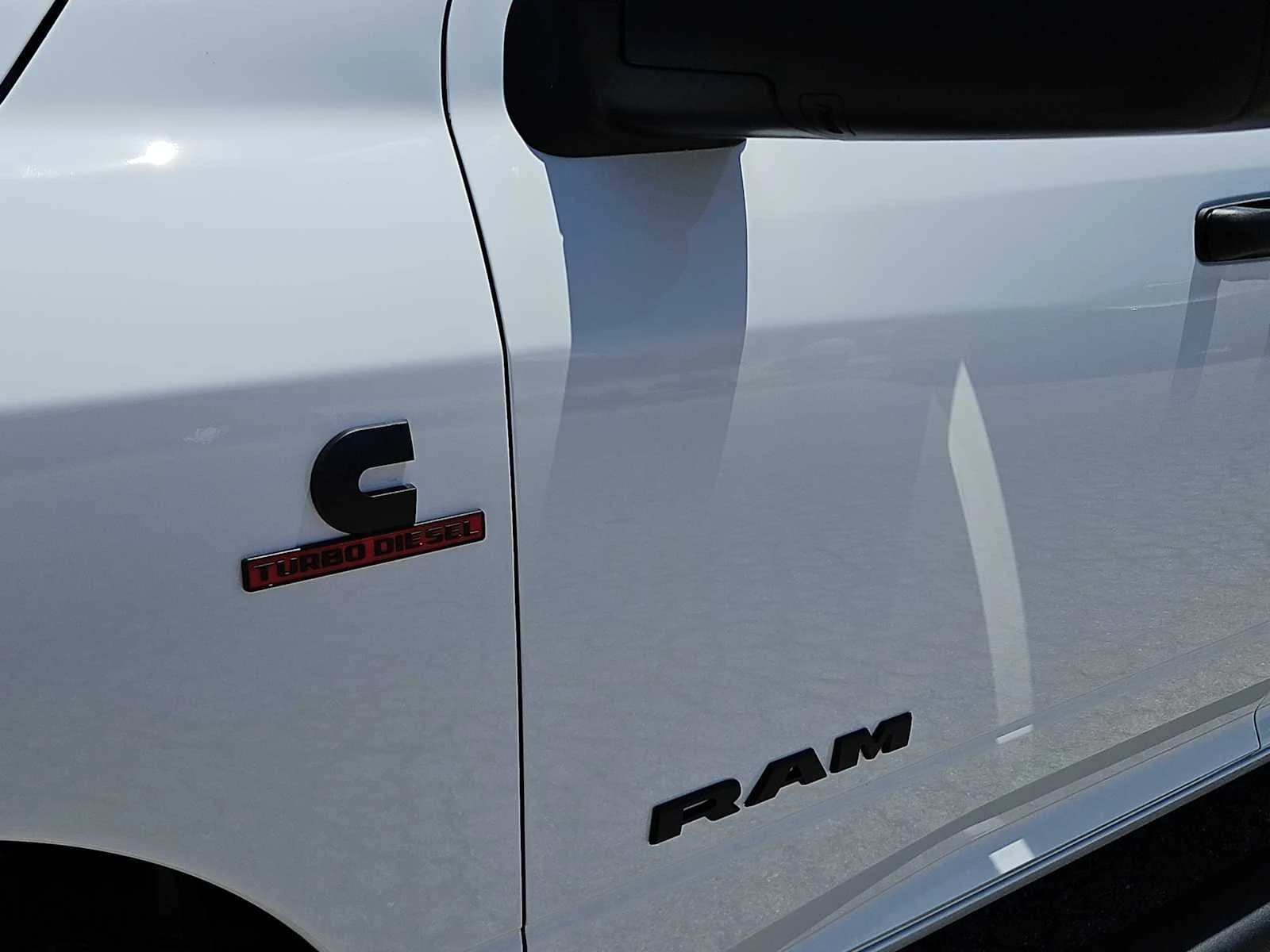 Ram 3500 Lone Star 4x4 Crew Cab 8' Box 2026 — side view