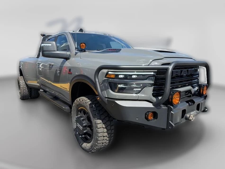 Ram 3500 Laramie 4x4 Crew Cab 8' Box 2026 — side view