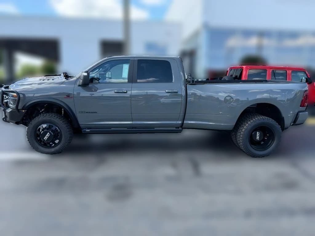 Ram 3500 Laramie 4x4 Crew Cab 8' Box 2026 — side view
