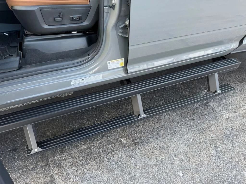Ram 3500 Laramie 4x4 Crew Cab 8' Box 2026 — side view