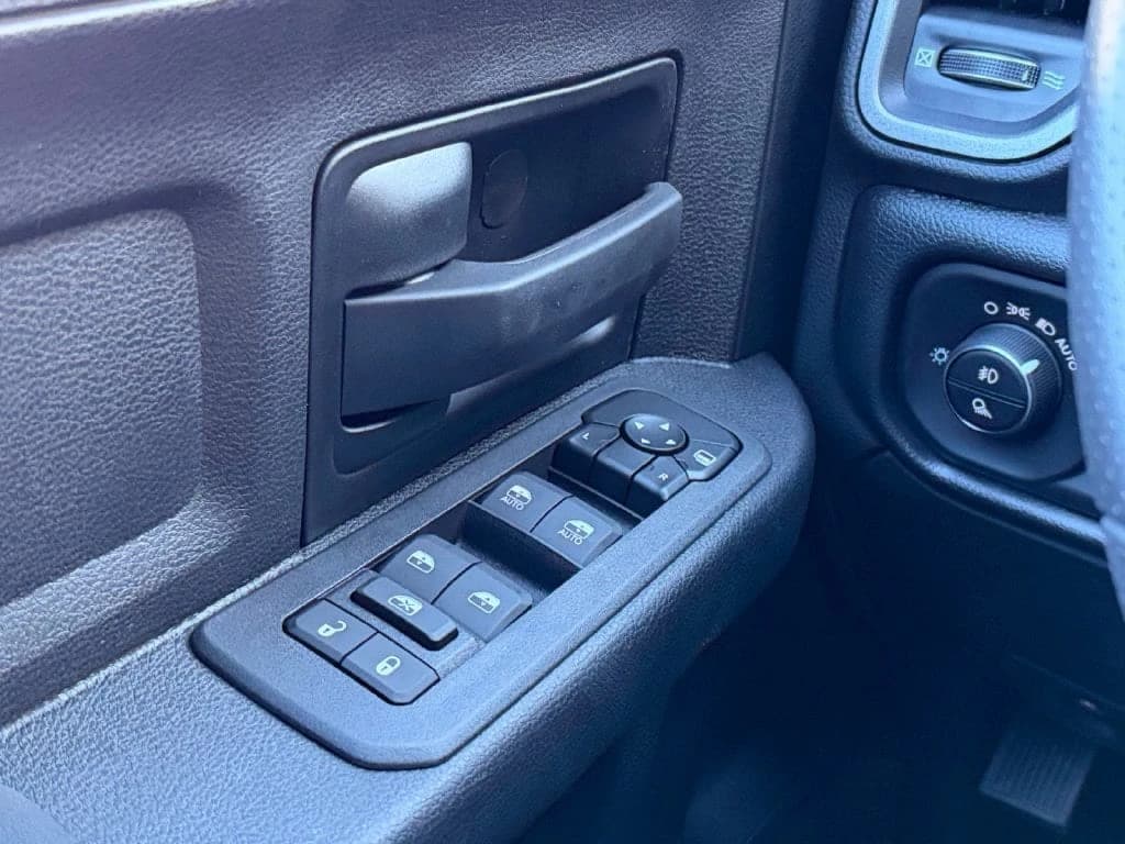 Ram 2500 Tradesman 4x4 Crew Cab 6'4" Box 2027 — side view