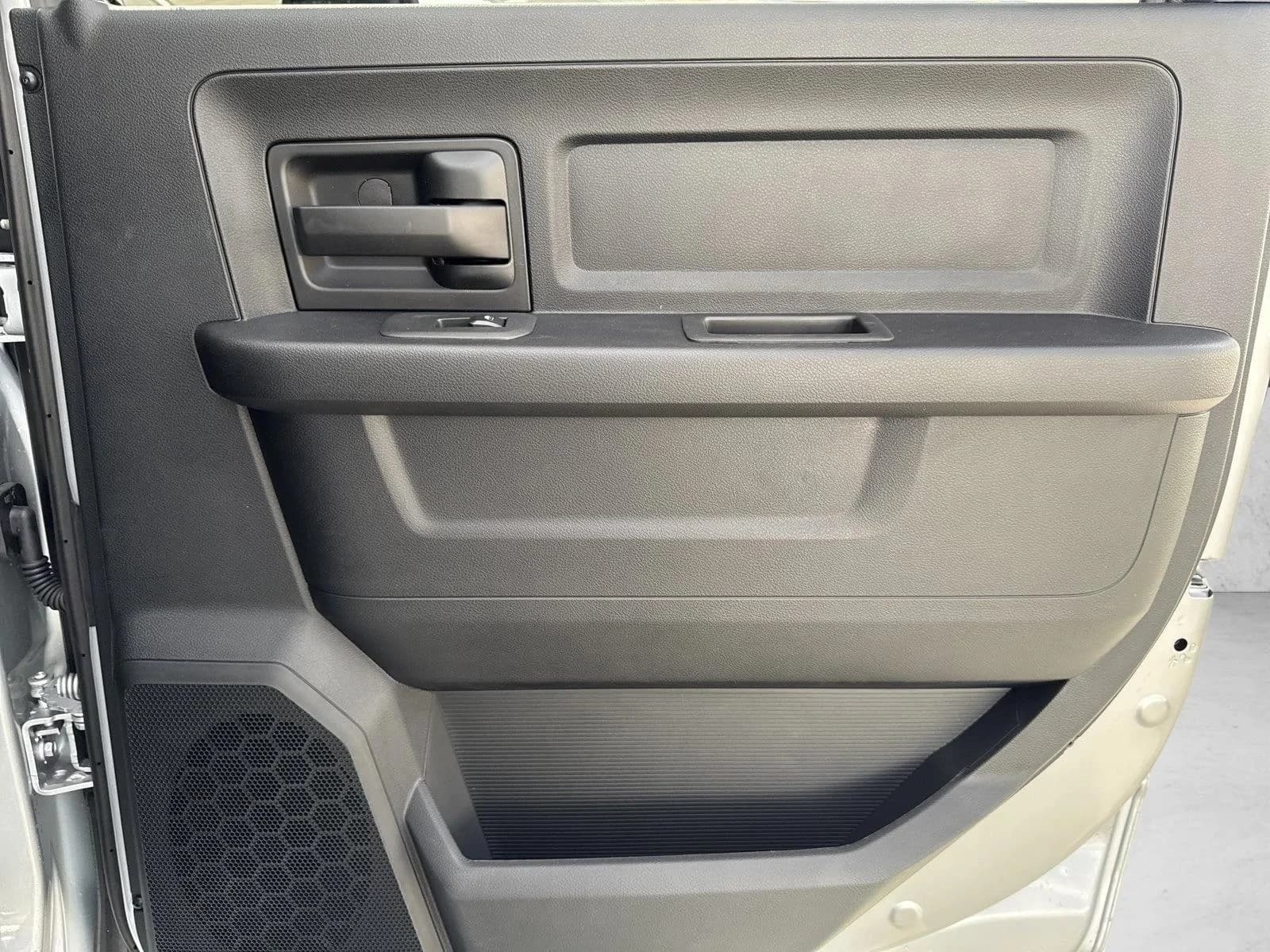 Ram 2500 Tradesman 4x4 Crew Cab 6'4" Box 2027 — side view