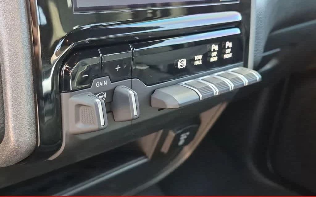 Ram 2500 Tradesman 4x4 Crew Cab 6'4" Box 2027 — side view