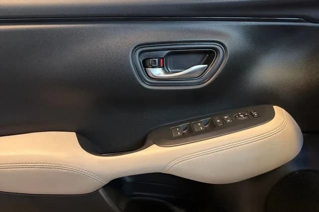 Honda HR-V LX 2WD CVT 2027 — side view
