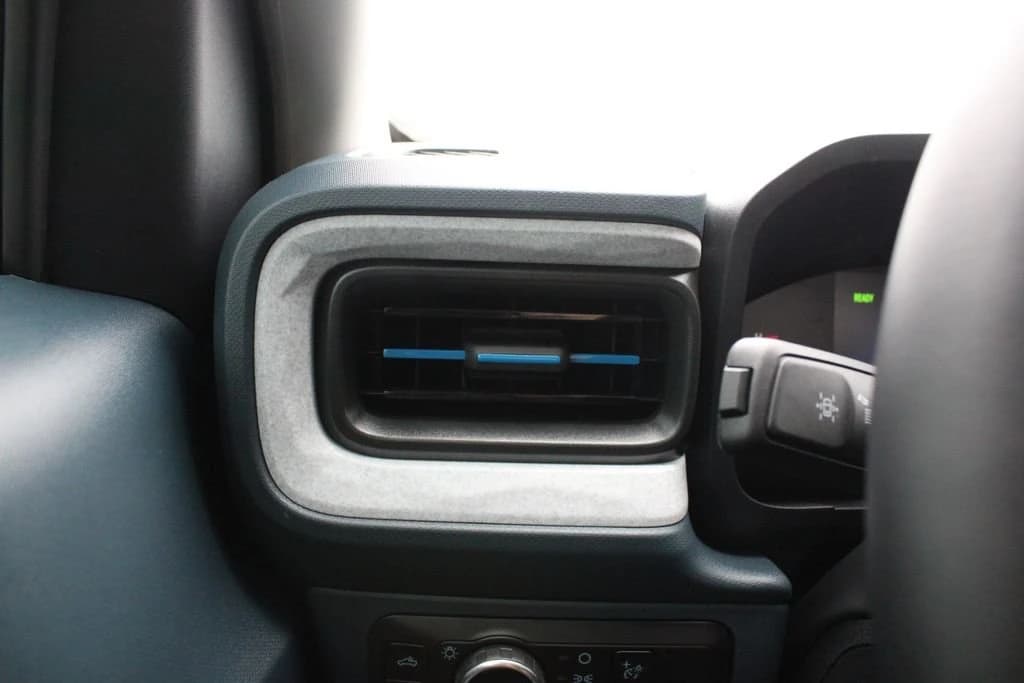 Ford Maverick XL FWD SuperCrew 2026 — side view
