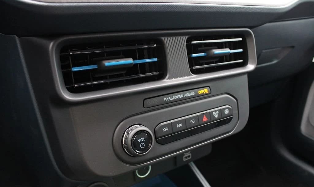 Ford Maverick XL FWD SuperCrew 2026 — side view