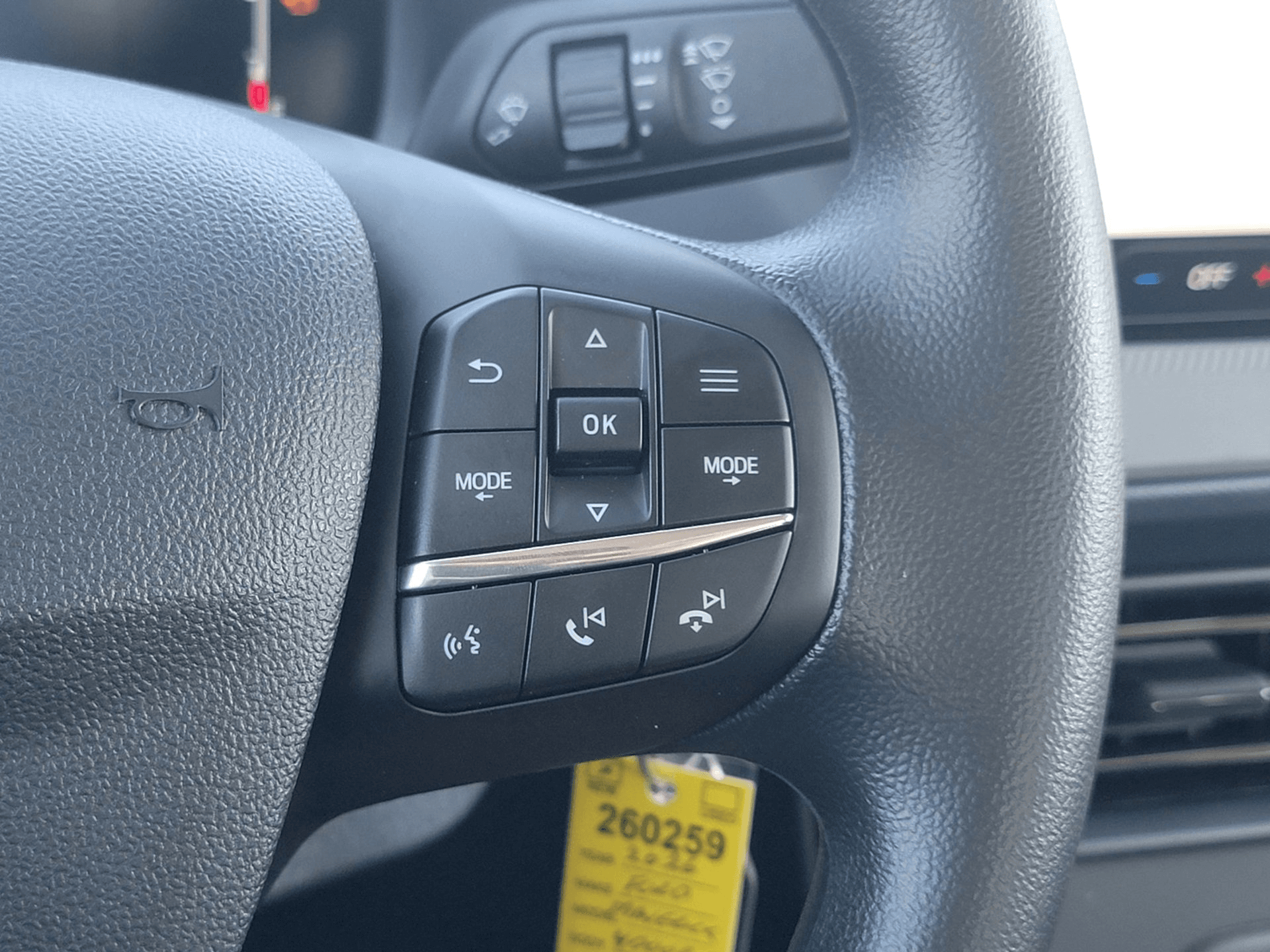 Ford Maverick XL FWD SuperCrew 2026 — side view