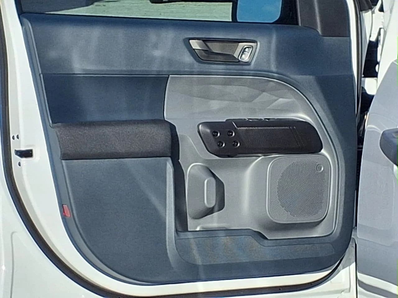 Ford Maverick XL FWD SuperCrew 2026 — side view