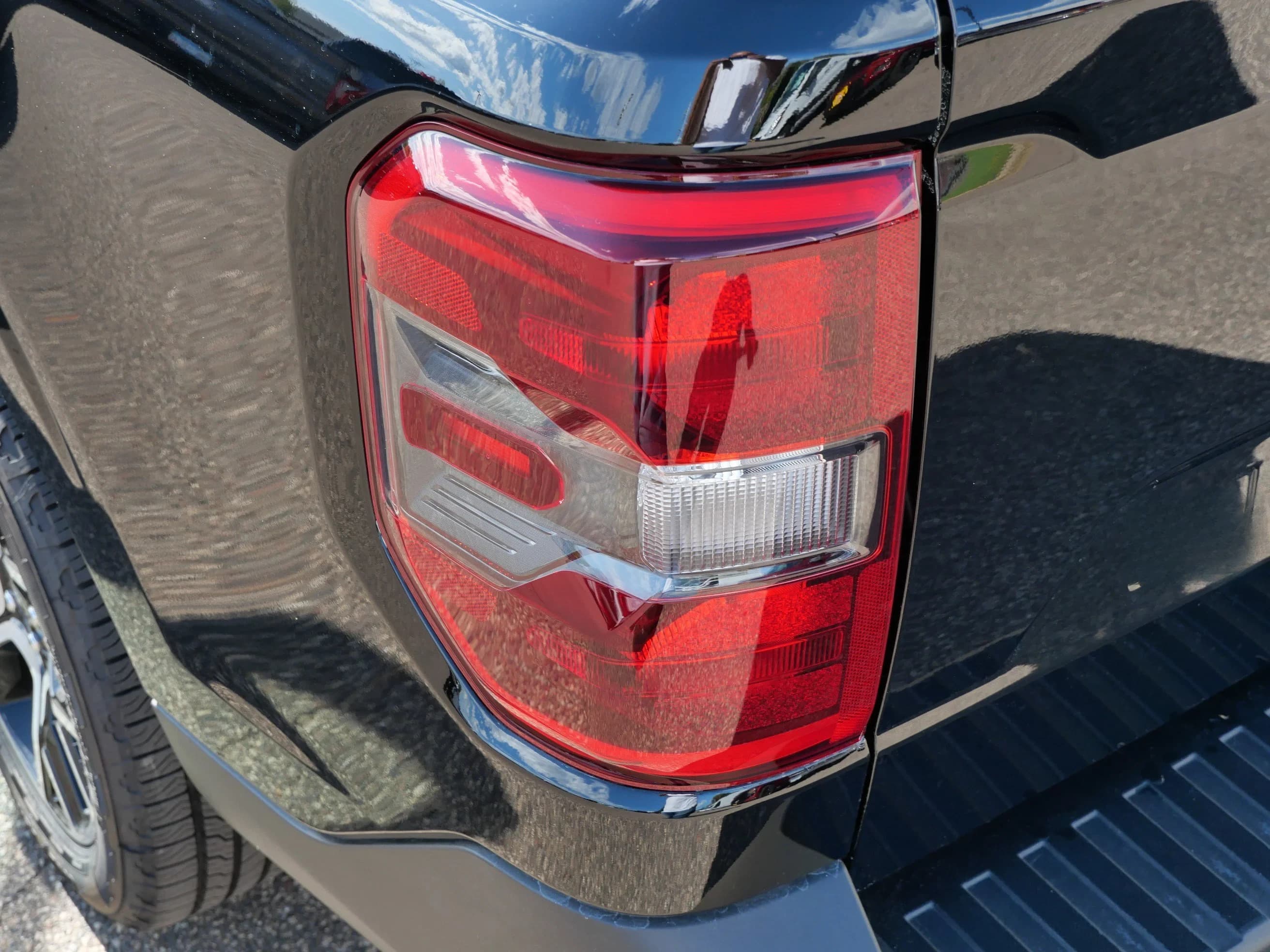 Ford Maverick LARIAT AWD SuperCrew 2026 — side view