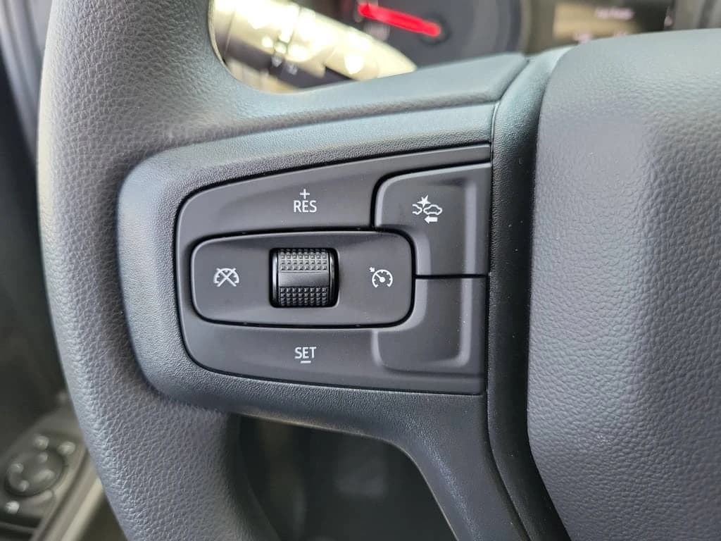 Chevrolet Silverado 1500 Custom 2WD Crew Cab 147" 2026 — side view