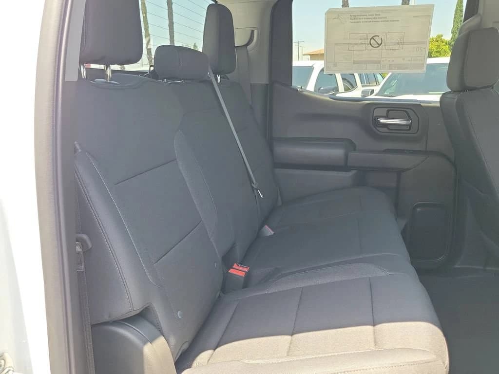 Chevrolet Silverado 1500 Custom 2WD Crew Cab 147" 2026 — side view