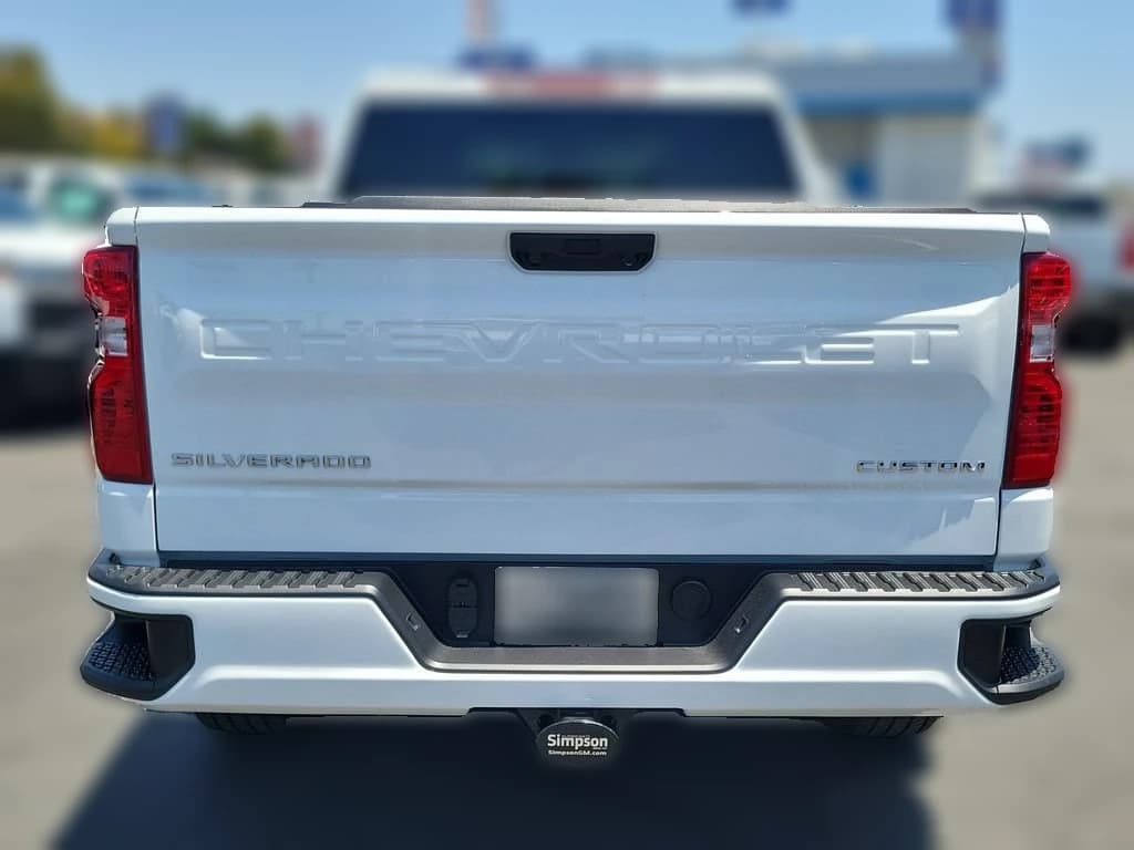 Chevrolet Silverado 1500 Custom 2WD Crew Cab 147" 2026 — side view
