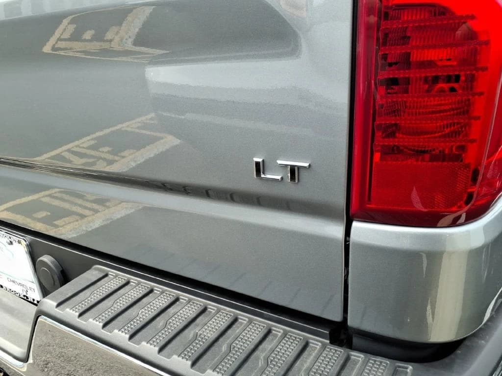Chevrolet Silverado 1500 LT 4WD Crew Cab 147" 2026 — side view